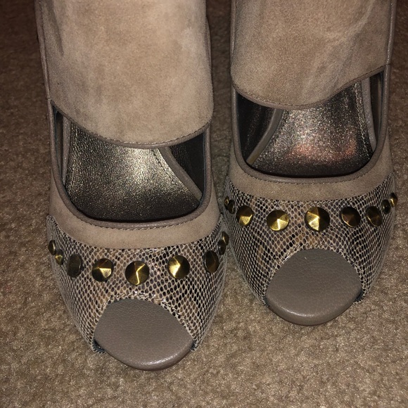 Joan & David. Leather suede. Tan heels. - Picture 5 of 6